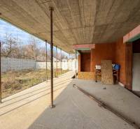 Der Bau eines Einfamilienhauses in der Anfangsphase, mit Holzpaneelen und einer Betondecke.