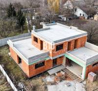 Bauprojekt: Einfamilienhaus, Ziegelkonstruktion, ohne Dach, in natürlicher Umgebung.