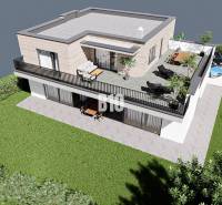 Ein Einfamilienhaus mit einer geräumigen Terrasse, umgeben von einem Garten und einem Parkplatz für Autos.