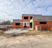 Unvollendetes Einfamilienhaus aus Ziegeln in ruhiger Umgebung, ideal für zukünftige Besitzer.