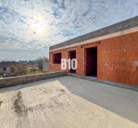 Der Bau eines Einfamilienhauses aus Ziegeln, neben der Immobilie, klarer Himmel, Bauarbeiten.