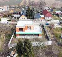 Bau eines Einfamilienhauses mit Garage in einer angenehmen ländlichen Umgebung zwischen Einfamilienhäusern.