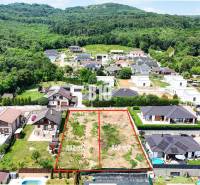 Grundstücke - Wohnen in Štitáre, umgeben von Häusern und Wäldern, bereit für den Bau.