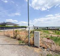 Baugrundstück in Štitáre mit Aussicht auf die Umgebung und Zufahrtsstraße.