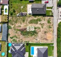 Luftaufnahme von Baugrundstücken in Štitáre, umgeben von Einfamilienhäusern.