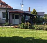 Einfamilienhaus in Čierna Voda mit gepflegtem Garten und überdachter Terrasse.