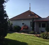 Ein Einfamilienhaus in Čierna Voda mit einem gepflegten Garten und einer Terrasse zum Entspannen.