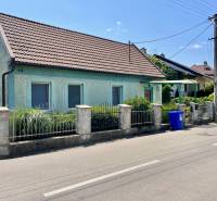 Ein Einfamilienhaus in der Záblatská-Straße in Trenčín mit einem klassischen Dach und einer blauen Fassade.