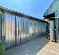 Blechgarage neben einem Einfamilienhaus in der Záblatská-Straße in Trenčín.