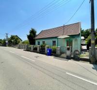 Einfamilienhaus in der Záblatská-Straße in Trenčín, neben der Straße mit dem blauen Container.