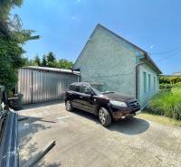 Einfamilienhaus in der Záblatská-Straße in Trenčín mit Auto und Blechgarage.