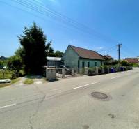 Das Einfamilienhaus in der Záblatská-Straße in Trenčín, neben dem Zaun stehen Mülleimer.