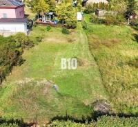 Grundstücke - Wohnen in Nitra mit gepflegtem Garten und umliegenden Häusern.