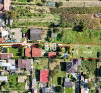 Luftaufnahme von Wohnbaugrundstücken in Nitra mit Markierung der Grundstücksgrenzen.