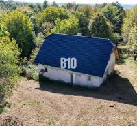Die Hütte in Lackovo, umgeben von Wald, bietet einen ruhigen Zufluchtsort in der Natur.
