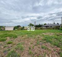 Grundstücke zum Wohnen in Bardoňovo mit Blick auf die umliegenden Landschaften und nahegelegene Häuser.