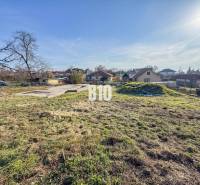 Baugrundstück mit Rasen, Hausfundament umgeben von Grün, ideal zum Wohnen.