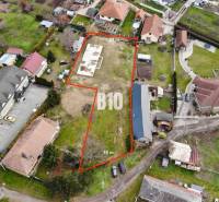 Luftaufnahme von Grundstücken, die sich für Wohnzwecke in einem Wohngebiet eignen.