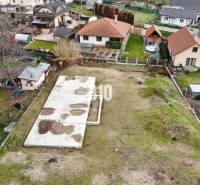 Ein Baugrundstück, umgeben von Einfamilienhäusern, ideal zum Wohnen in einer ruhigen Lage.