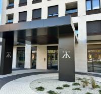 Der Eingang des Gebäudes in der Karpatská-Straße in Poprad mit modernem Design und eleganten Details.