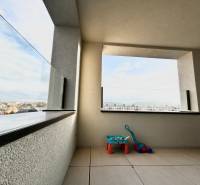 Balkon einer 2-Zimmer-Wohnung in der Karpatská-Straße in Poprad mit Blick auf die Stadt.