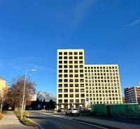 Das Gebäude in der Karpatská Straße in Poprad mit Blick auf die Tatra und den blauen Himmel.