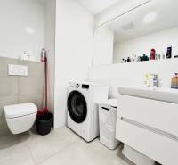 Badezimmer in einer 2-Zimmer-Wohnung mit Waschmaschine und modernen sanitären Einrichtungen.