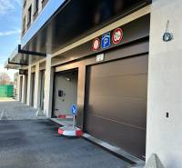 Einfahrt zur Garage in der Karpatská Straße in Poprad, mit einem Parkplatzschild für eine Zweizimmerwohnung.