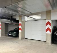 Garagenstellplatz in der Karpatská-Straße in Poprad mit Parkmöglichkeit für zwei Autos.