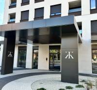 Eingang eines Wohnhauses in der Karpatská-Straße in Poprad mit Gartenanlage bei den 2-Zimmer-Wohnungen.