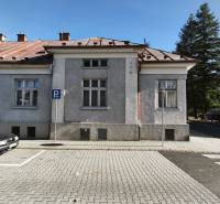 Einfamilienhaus in Banská Bystrica im Stadtteil Uhlisko mit einem Parkplatz und einem Blechdach.
