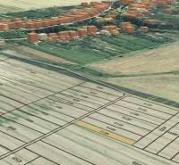 Luftaufnahme von landwirtschaftlichen und forstwirtschaftlichen Flächen in Nová Ves nad Váhom.