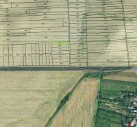 Luftaufnahme von landwirtschaftlichen und forstwirtschaftlichen Grundstücken in Nová Ves nad Váhom.