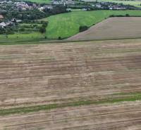 Landwirtschafts- und Forstflächen in Nová Ves nad Váhom mit Blick auf die lokale Landschaft.