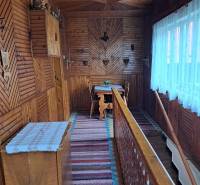 Innenraum eines Einfamilienhauses mit Holzboden und traditionellen Wanddekorationen.