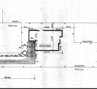 Baugrundstücksplan in Tvrdošovce mit Entwurf der Ingenieurnetze und eines Einfamilienhauses.