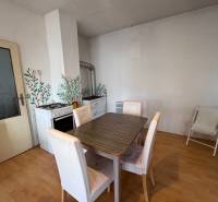 Esszimmer in einem Einfamilienhaus mit einem Gasherd und einem Boden in Holzoptik.