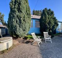 Einfamilienhaus in der Kunov-Straße, Senica, mit Sesseln und einem Brunnen im Hof.