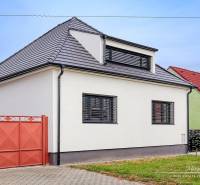 Einfamilienhaus in der Orechová-Straße in Jaslovské Bohunice mit weißer Fassade und schwarzem Dach.