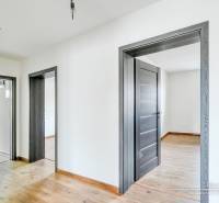 Innenraum eines Einfamilienhauses mit Holzboden und weißen Wänden.