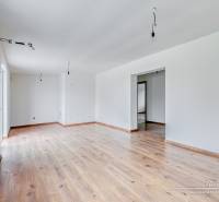 Ein geräumiger Raum mit Holzboden in einem Einfamilienhaus.