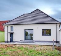 Einfamilienhaus in der Orechová-Straße in Jaslovské Bohunice mit Terrasse und Rasen.