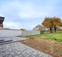 Das Äußere des Einfamilienhauses in der Orechová-Straße in Jaslovské Bohunice mit Terrasse und Garten.