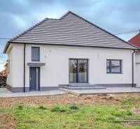 Ein Einfamilienhaus in der Orechová-Straße in Jaslovské Bohunice mit einem Rasenhof und befestigten Gehwegen.