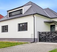 Ein Einfamilienhaus in der Orechová-Straße in Jaslovské Bohunice mit modernem Dach und Zaun.
