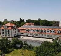 Das Gebäude in der Sadová-Straße in Senica mit rotem Dach und Solarpaneelen.