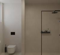 Badezimmer in einer 2-Zimmer-Wohnung mit Toilette, Dusche und neutralen Fliesen.