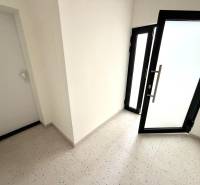 Eingangsflur in einer 2-Zimmer-Wohnung mit Glastüren.