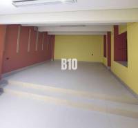 Obchodsräume mit bunten Wänden und Treppen, glatter Bodenoberfläche.