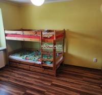 Kinderzimmer mit Etagenbett, gelben Wänden und Holzboden in einer 3-Zimmer-Wohnung.